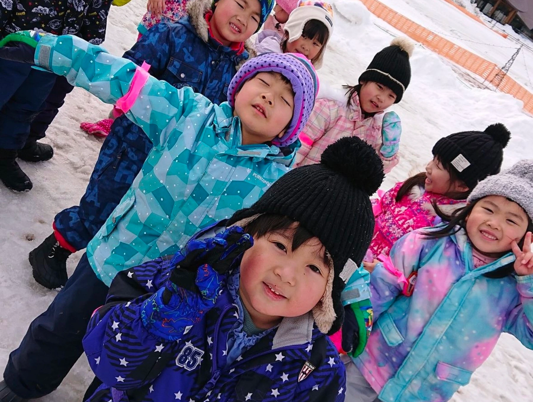 子どもたちが雪遊びをしている様子